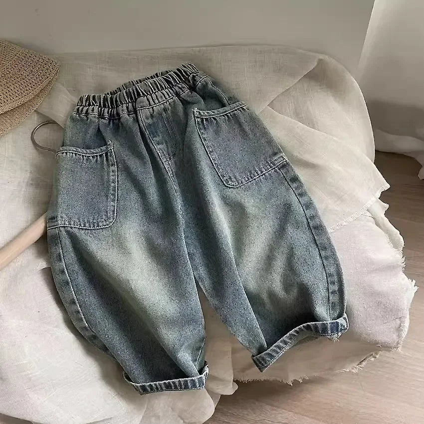 بنطلون جينز جديد مريح وغير رسمي للأطفال الصغار مع جيوب جانبية أنيقة من MINISO للربيع باللون الأبيض