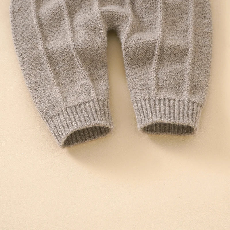 Gray knitted newborn rompers and hats outfit set for infants with stylish sleeveless design